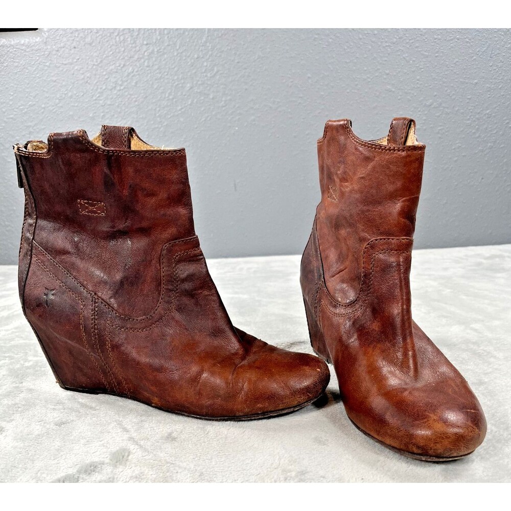 FRYE Carson Leather Hidden Wedge Ankle Boots Cognac Brown Booties Womens 9